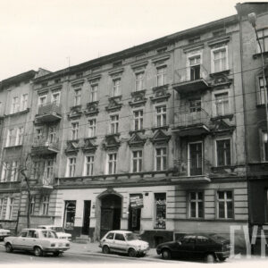 trzypiętrowa kamienica, przed nią samochody