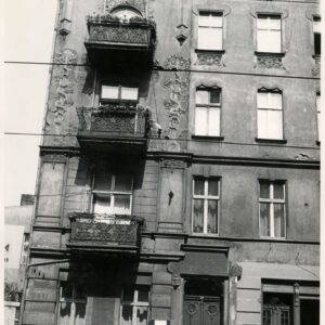 fragment elewacji trzypiętrowej kamienicy