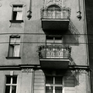 fragment elewacji trzech ostatnich pięter kamienicy