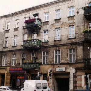 trzypiętrowa kamienica z balkonami