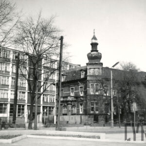 budynek w formie pałacyku z wieżyczką nakrytą hełmem