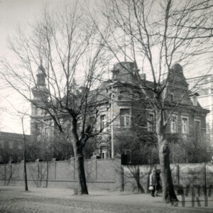 budynek w formie pałacyku z wieżyczką nakrytą hełmem