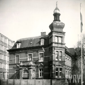 budynek w formie pałacyku z wieżyczką nakrytą hełmem