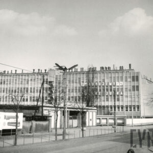 brama do zakładu, z lewej wysoki ceglany komin, w głębi kilkukondygnacyjny długi budynek, stojący szczytem do ulicy