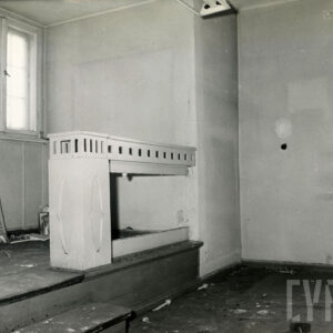 pomieszczenie z dwoma stopniami schodów, część wyżej położona oddzielona fragmentem kontuaru, zabrudzenia na podłodze