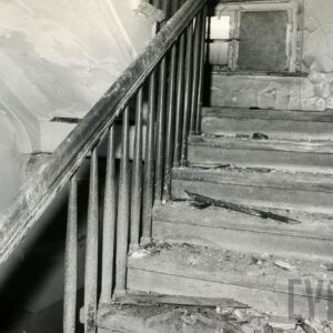 fragment drewnianych, zniszczonych schodów, na ścianach łuszcząca się farba
