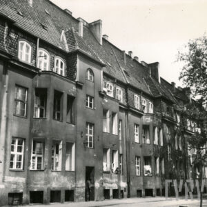 trzykondygnacyjne budynki z wykuszami, mieszkalnym poddaszem i spadzistym dachem