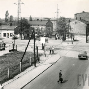 skrzyżowanie ulic, w głębi jedno lub dwukondygnacyjne domy
