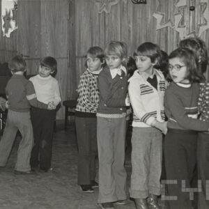 grupa dzieci dobranych w parach