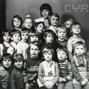 duża grupa dzieci pozuje do zdjęcia