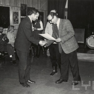 grupa mężczyzn składająca sobie gratulacje