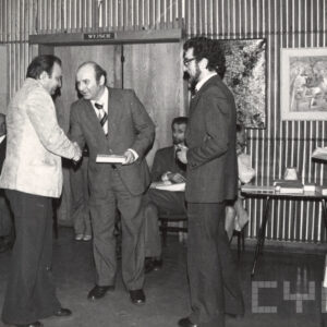 grupa mężczyzn składająca sobie gratulacje