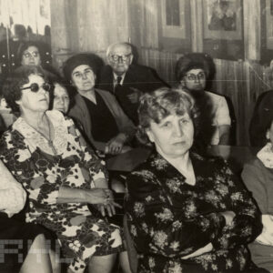 grupa starszych osób siedząca na krzesłach