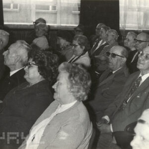 siedząca grupa starszych osób