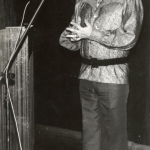 mężczyzna śpiewa przed mikrofonem