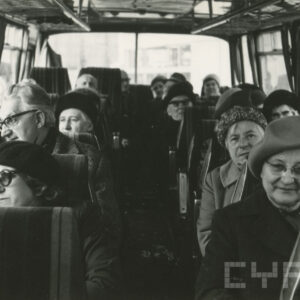 grupa starszych osób w autokarze