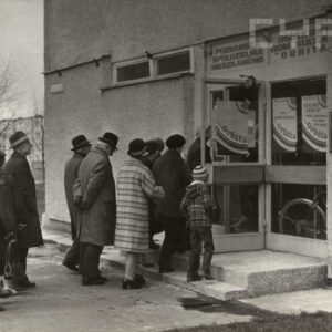 grupa ludzi wchodząca do budynku