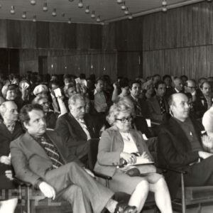 grupa siedzących ludzi