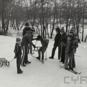 grupa dzieci na sankach i nartach
