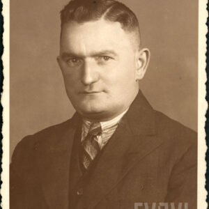 portret mężczyzny w średnim wieku ubranego w garnitur, koszule i krawat