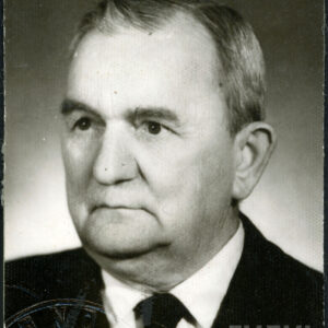 portret starszego mężczyzny ubranego w garnitur, koszule i krawat