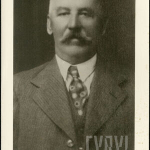 portret starszego mężczyzny w garniturze