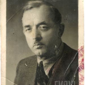 portret starszego mężczyzny w garniturze