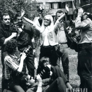 czarno-biała fotografia młodej blondynki pozującej otaczającym ją fotografom