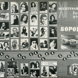 czarno-biała okładka folderu ze zdjęciami uczestników festiwalu i amfiteatru, opisem i zdobieniami w kształcie pięciolinii z ptaszkami imitującymi nuty