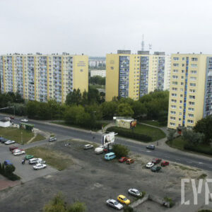 tereny zielone i bloki z wielkiej płyty wzdłuż ulicy