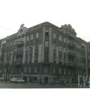 trzypiętrowa kamienica z suteryną i zamieszkałym poddaszem, przy chodniku zaparkowane samochody