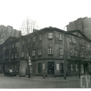 dwupiętrowy budynek mieszkalny narożniku ulic