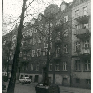 trzypiętrowa kamienica z suteryną i mieszkalnym poddaszem