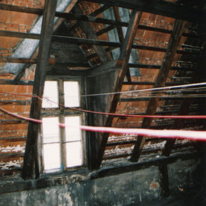 fragment niezagospodarowanego pomieszczenia z oknem