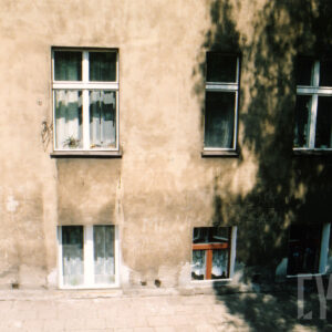 fragment ściany kamienicy z oknami