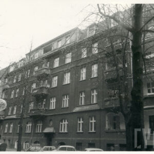 trzypiętrowa kamienica z suteryną i mieszkalnym poddaszem