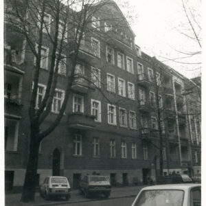 trzypiętrowa kamienica z suteryną i mieszkalnym poddaszem, przed budynkiem zaparkowane samochody