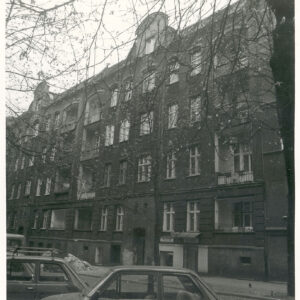 trzypiętrowa kamienica z suteryną i poddaszem