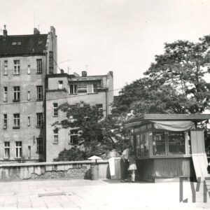 z lewej kiosk handlowy, z lewej kilkupiętrowa kamienica od strony podwórza