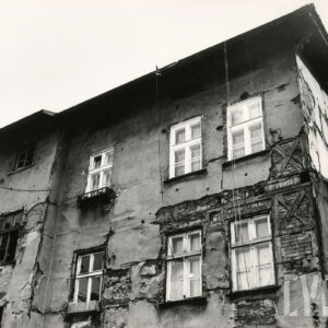 fragment zaniedbanej elewacji budynku