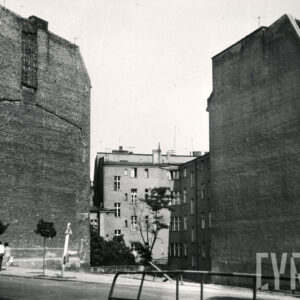 pusty plac między dwiema wysokimi ścianami budynków pozbawionych okien