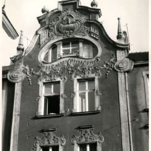 fragment bogato zdobionej sztukaterią elewacji trzech ostatnich kondygnacji domu mieszkalnego