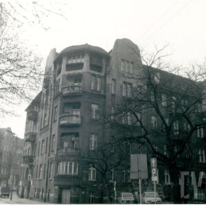 trzypiętrowa kamienica z suteryną i mieszkalnym poddaszem