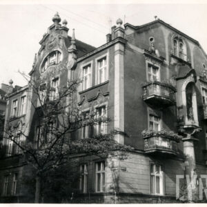 dwupiętrowa willa z suteryną i strychem bogato zdobioną dekoracją rzeźbiarską