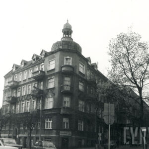 trzypiętrowa kamienica z suteryną i dachem hełmowym, z prawej drzewo