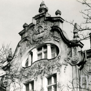 fragment bogato zdobionej sztukaterią elewacji ostatniej kondygnacji domu mieszkalnego