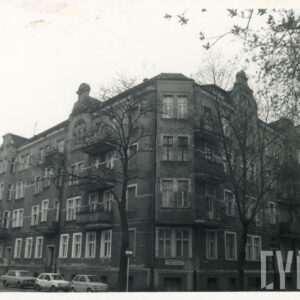 trzypiętrowa kamienica z poddaszem na narożniku ulic