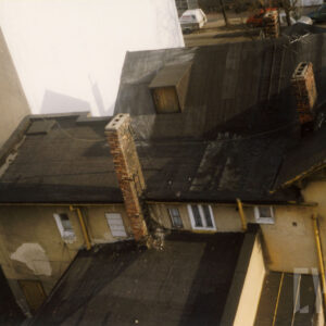 widok z lotu ptaka na budynek mieszkalny z przybudówką, dwoma kominami i spadzistym dachem