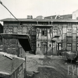 dwukondygnacyjny budynek mieszkalny drewniano-ceglany