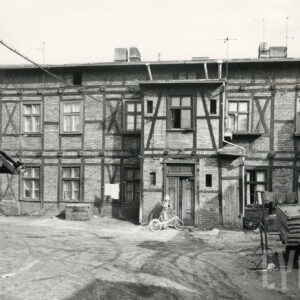 dwukondygnacyjny budynek mieszkalny drewniano-ceglany